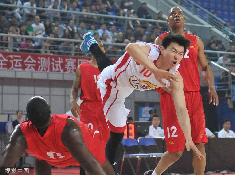 跑到燕京来会情人也就算了，还敢在后海这种公共场合这么堂而皇之的秀恩爱，这也太肆意妄为了吧？就在她心里生气的时候，眼前忽然冲过来一道黑影，她的表妹在旁边大喊一声：啊。